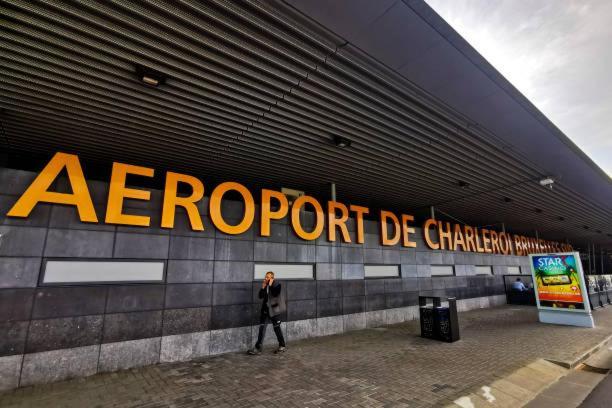Station 64 A4 Charleroi-Airportアパートメント エクステリア 写真